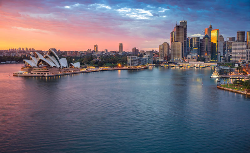 Panorama von Sydney mit Opernhaus und Hafen während des Sonnenaufgangs