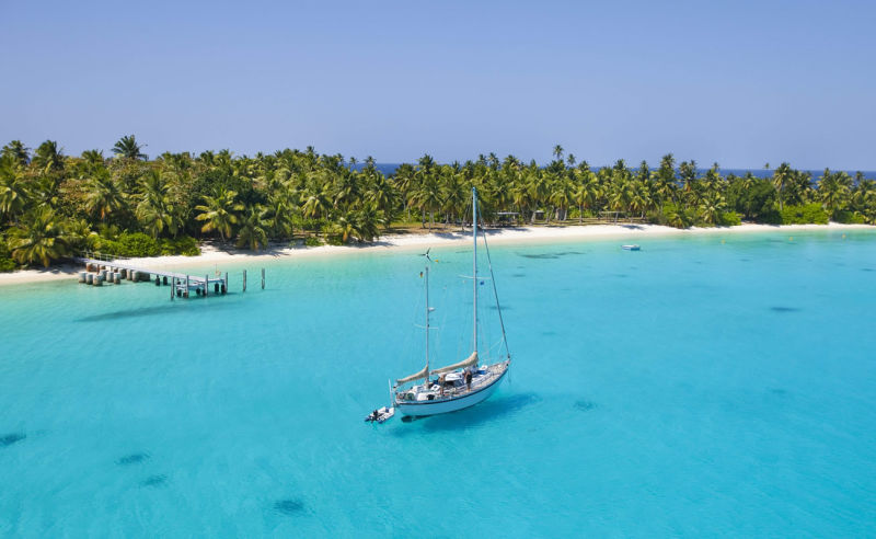 Segelschiff in den Gewässern der Kokosinseln im indischer Ozean