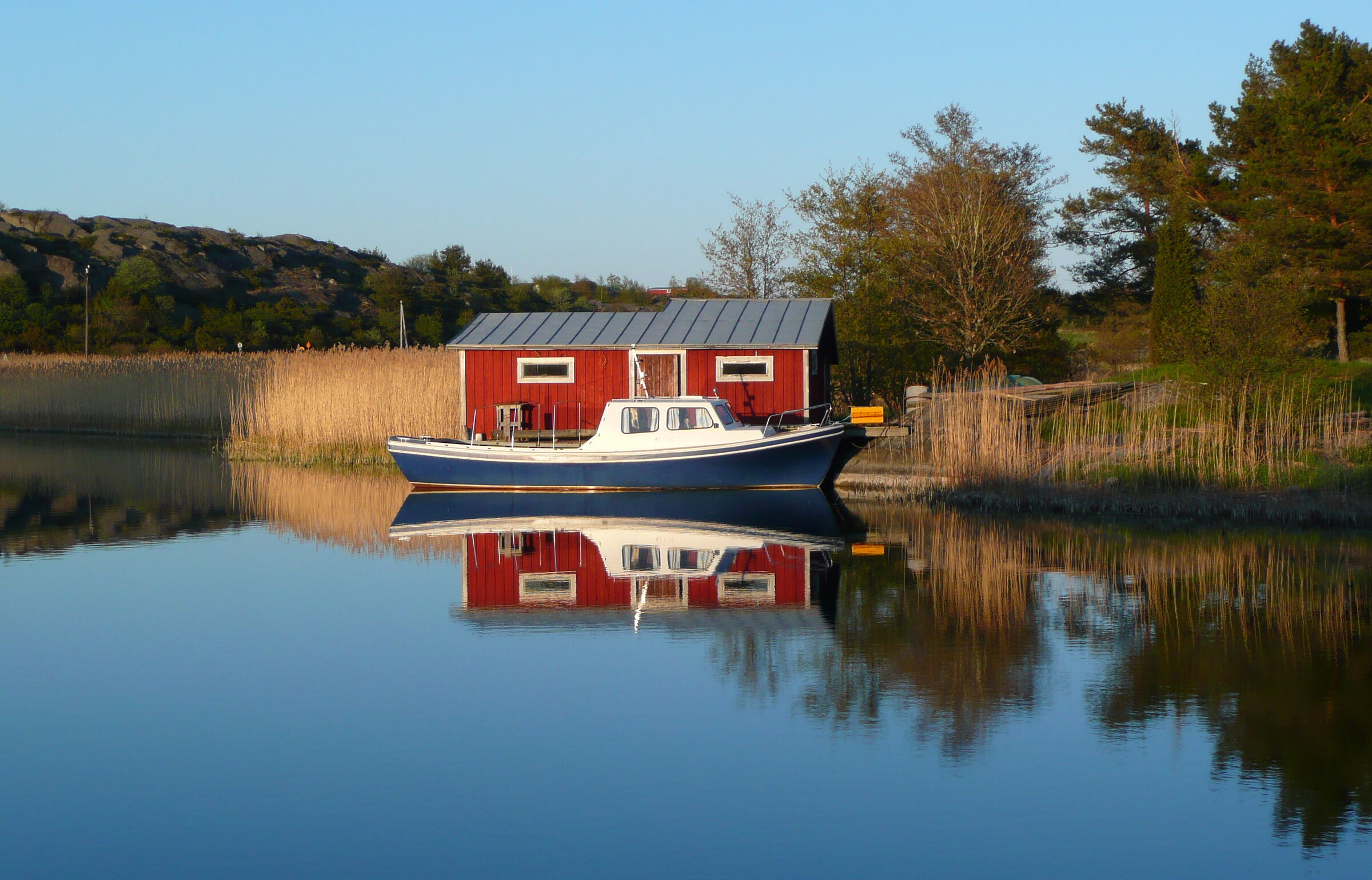 Boot und rotes Haus in Åland
