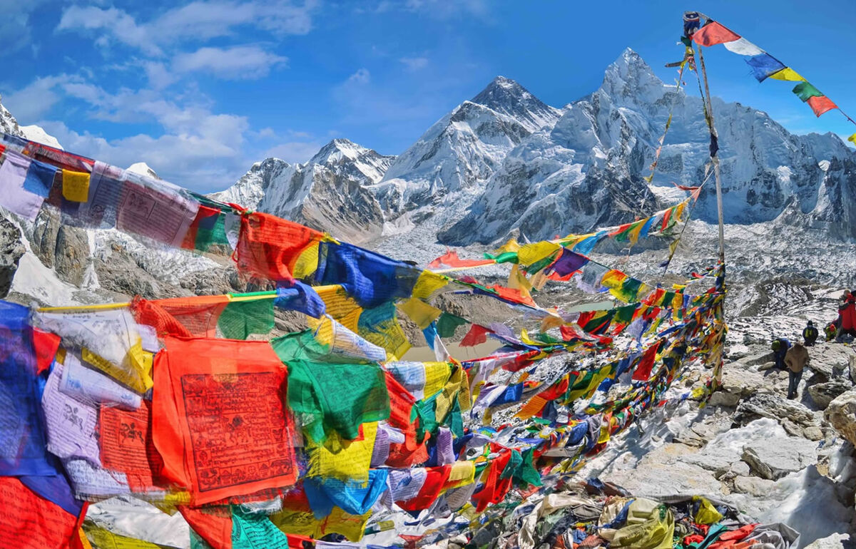 Buddhistische Gebetsflaggen am Mount Everest im Nationalpark Sagarmatha im Nepal