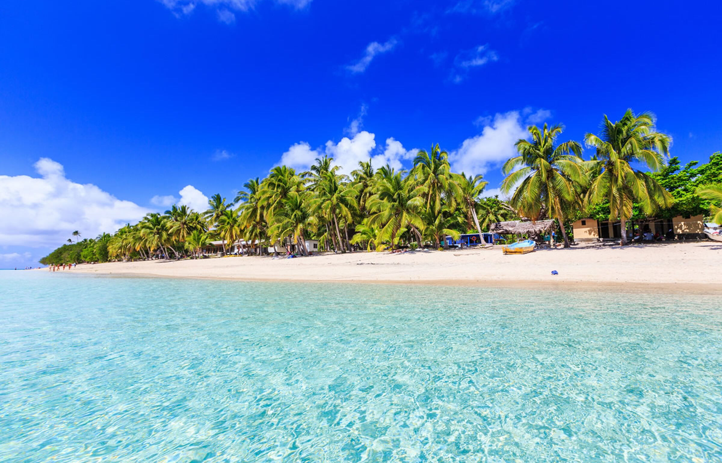 Strand mit kristallklarem blauen Wasser auf der Insel Dravuni, Fidschi