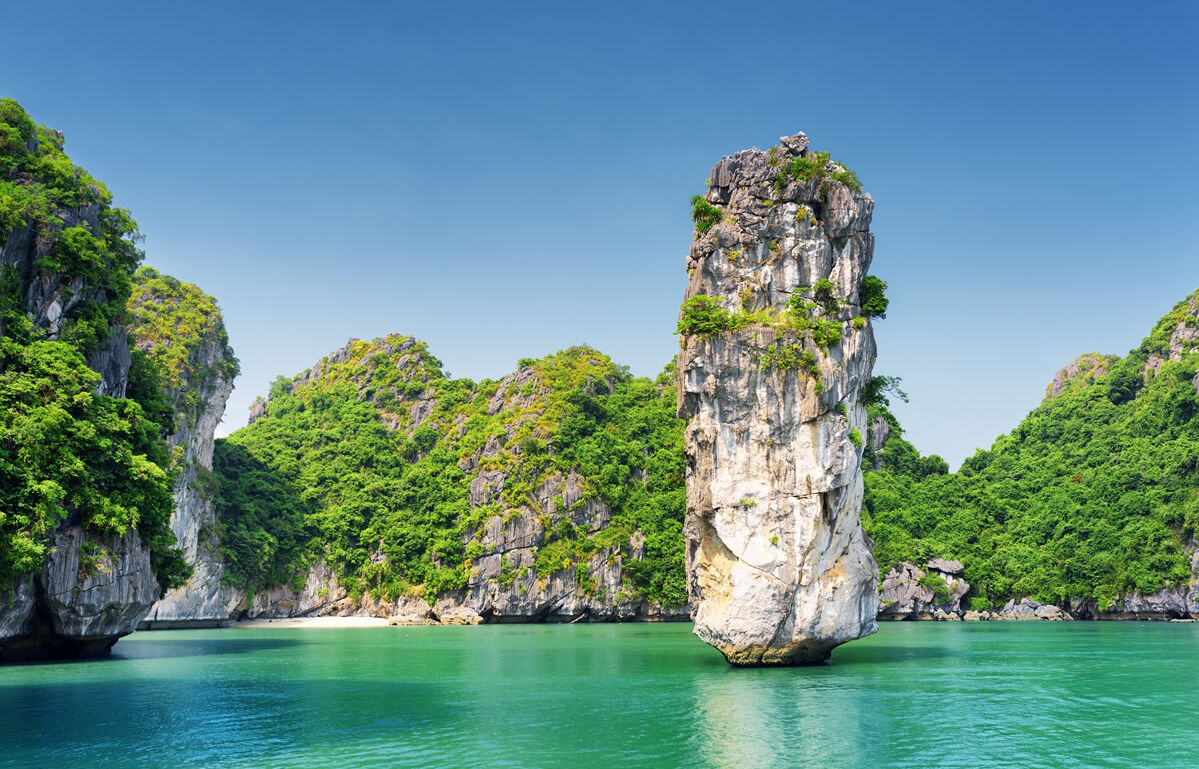 Felsformation und azurblaues Wasser in der Halong-Bucht in Vietnam