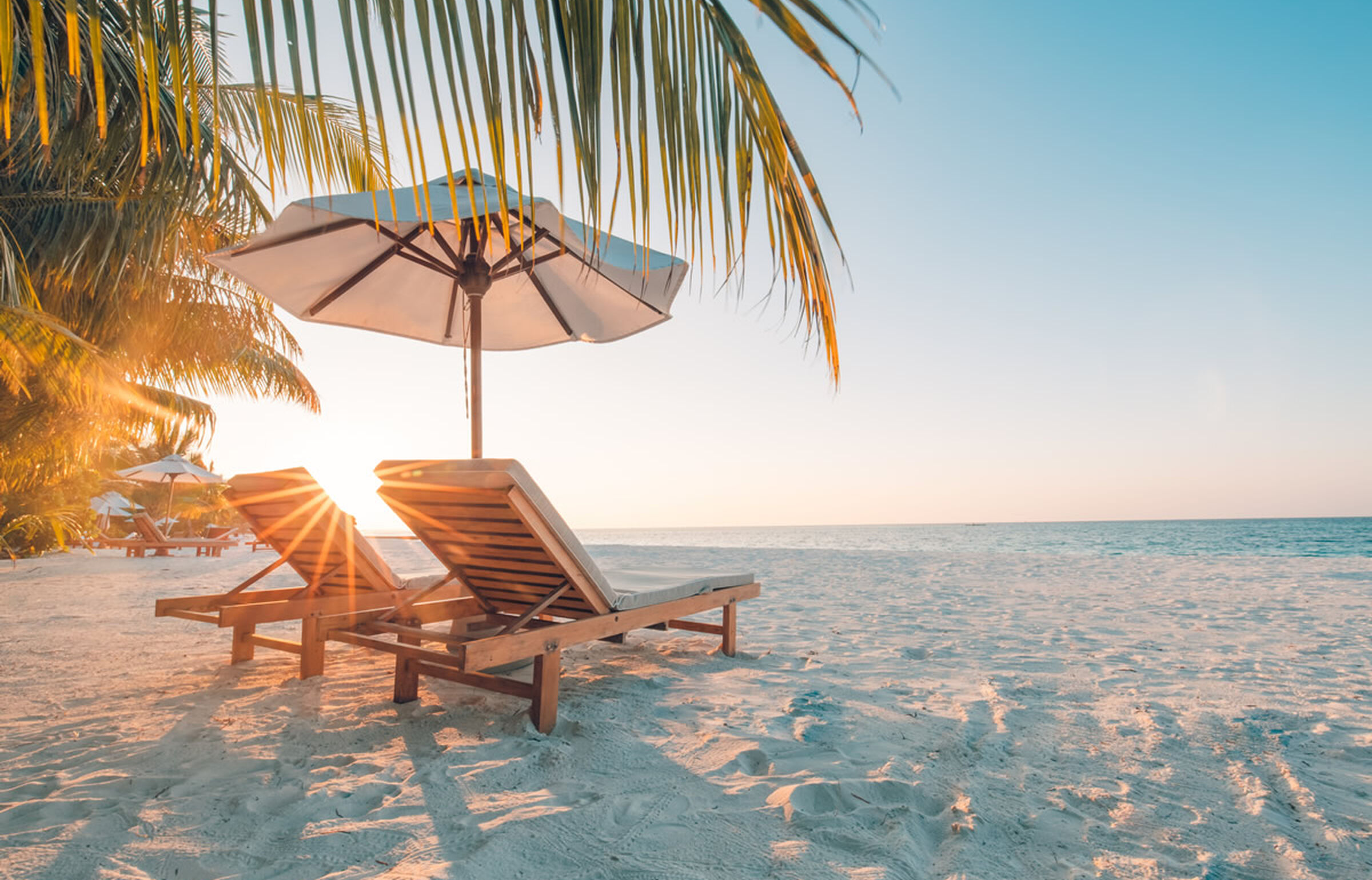 Stühle am Sandstrand auf den Bahamas