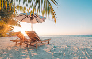 Stühle am Sandstrand auf den Bahamas
