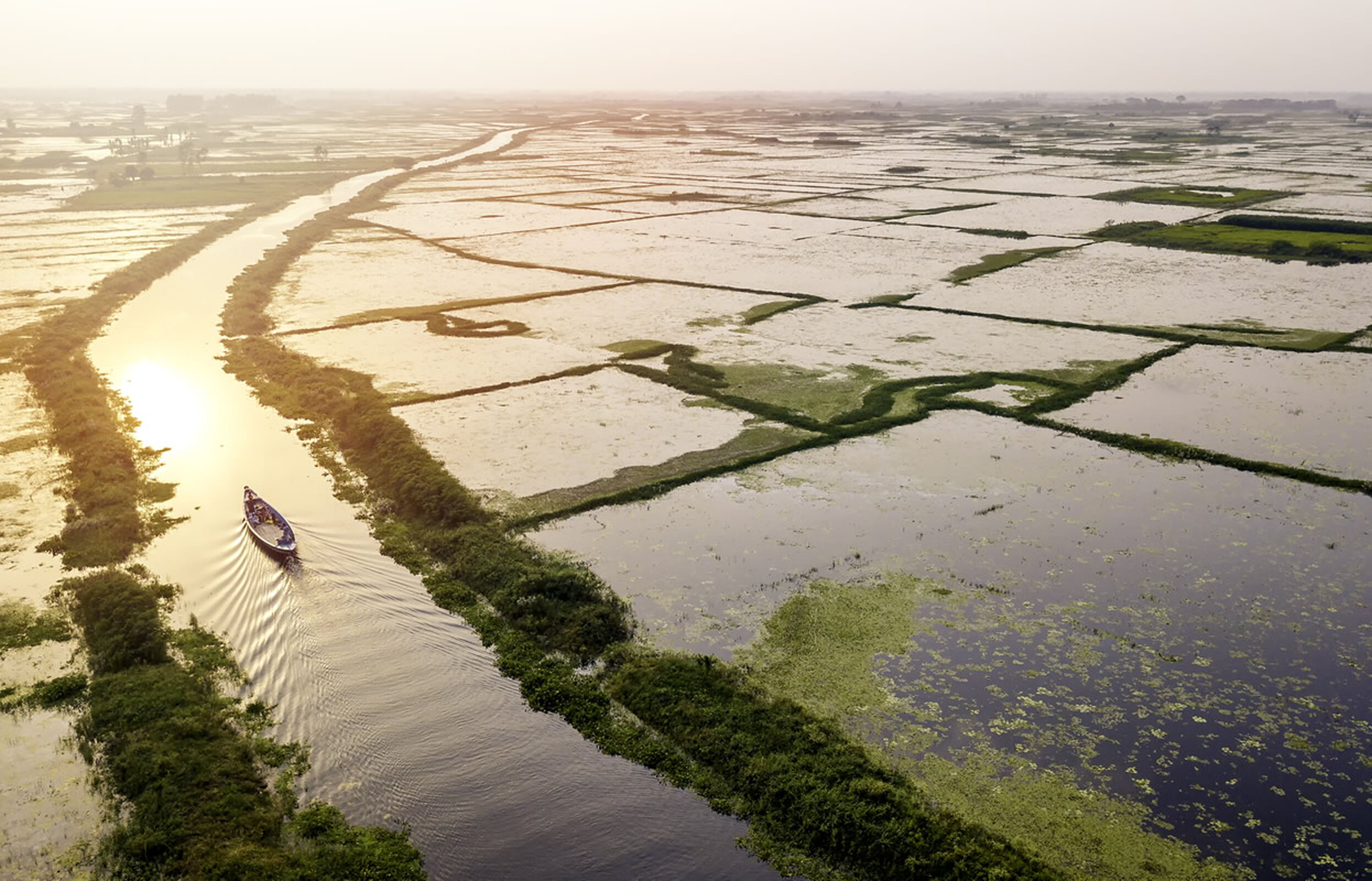 Luftbild mit Boot in einem Kanal nahe Dhaka in Bangladesch