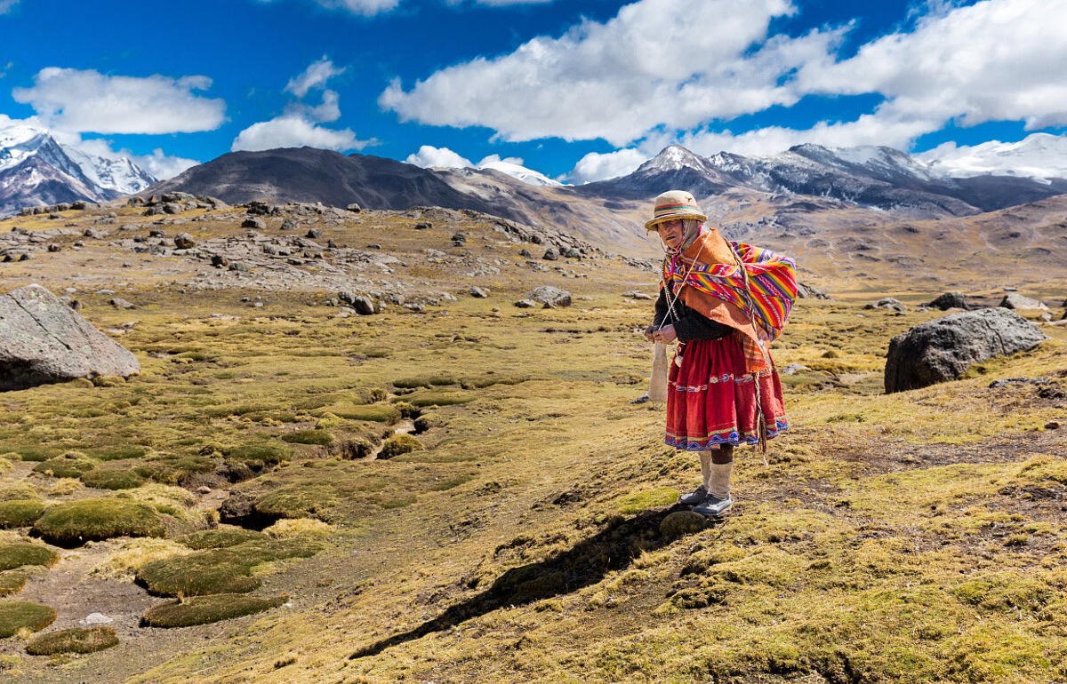 Ältere Frau in traditionellen Kleidern in Bolivien