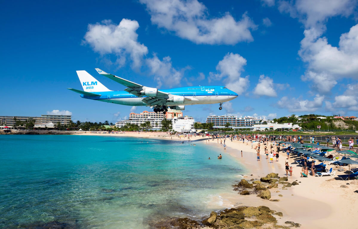 Flugzeug beim Anflug über dem Strand von Baho Beach auf St. Maarten