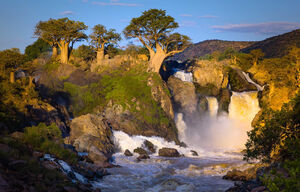 Nebliger Sonnenaufgang am Epupa-Wasserfall an der Grenze zu Angola