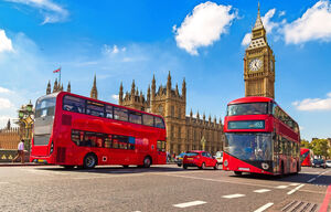 Big Ben, Westminster Bridge und rote Doppeldeckerbusse in London