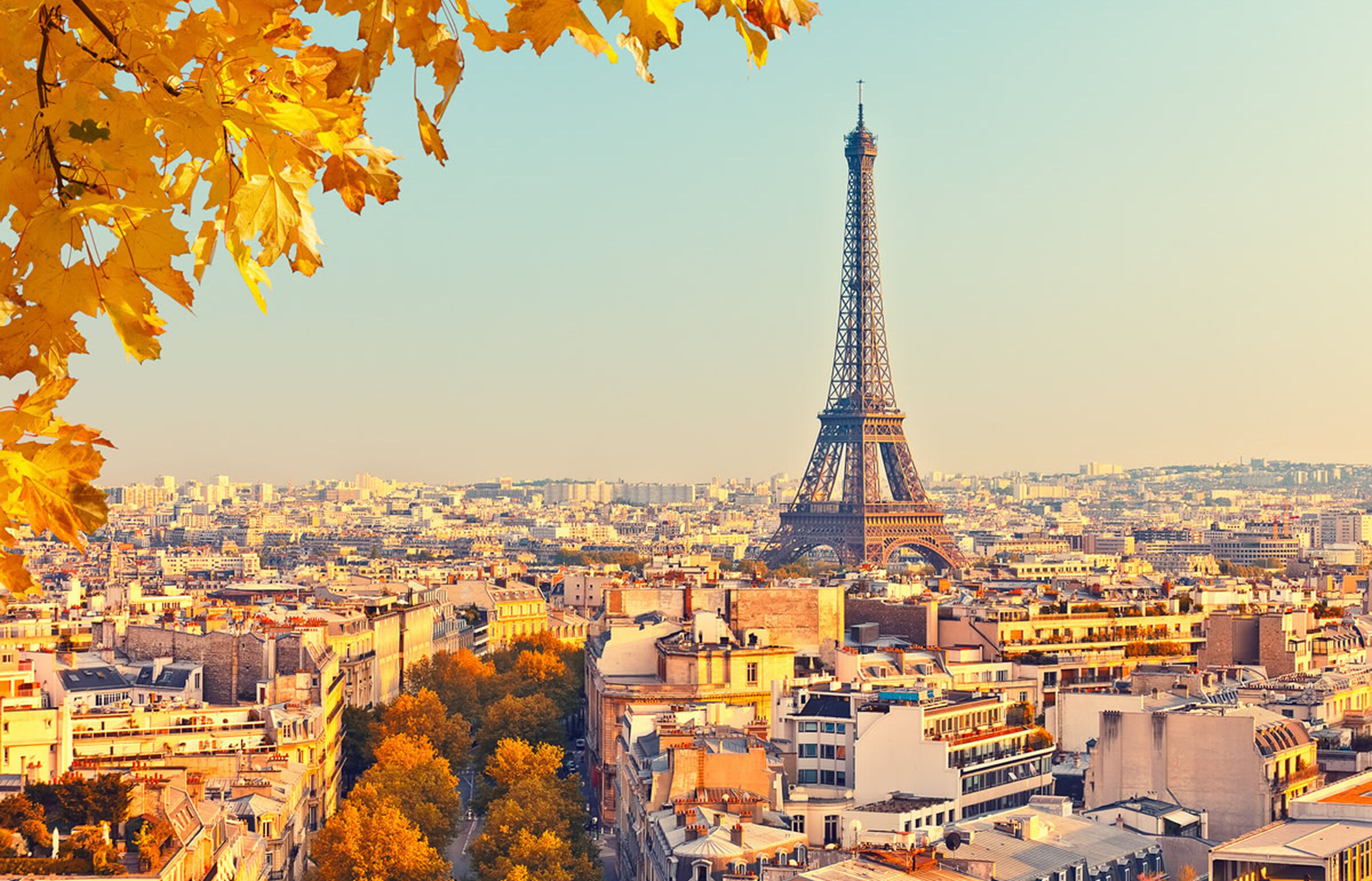 Eiffelturm in Paris bei Sonnenuntergang im Herbst
