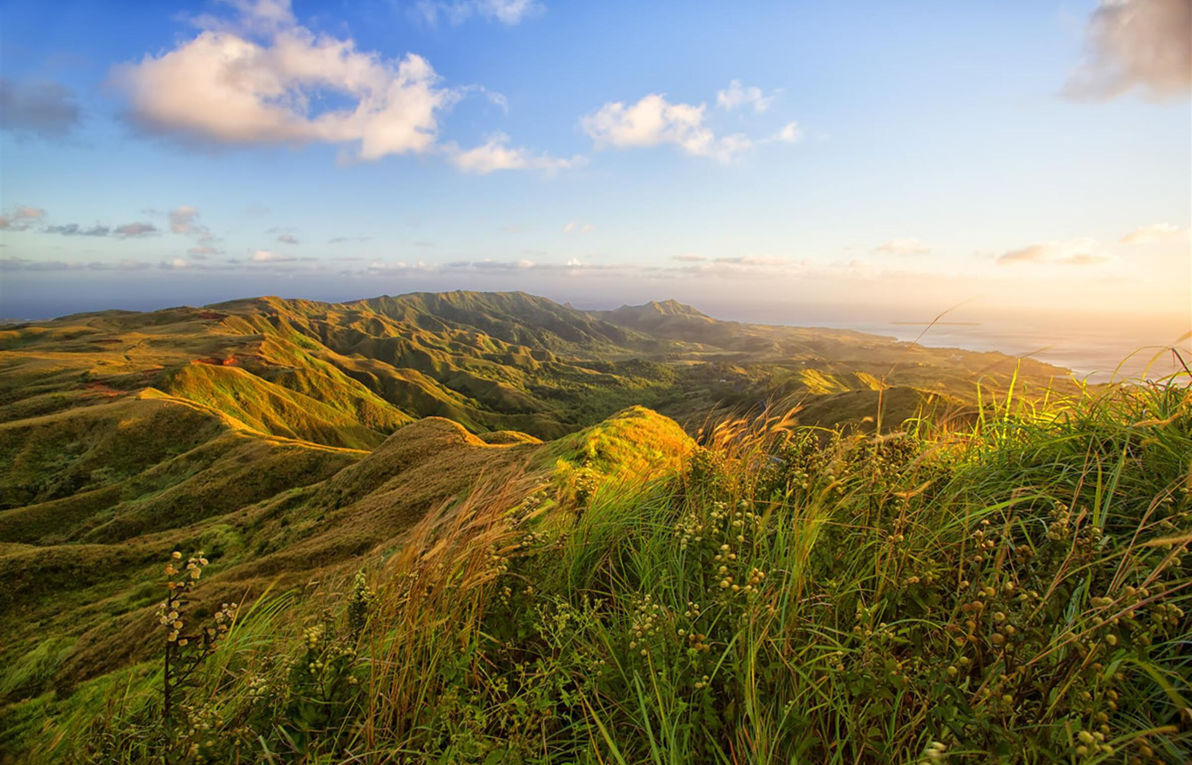 Sonnenaufgang über dem Berg Lamlam auf Guam