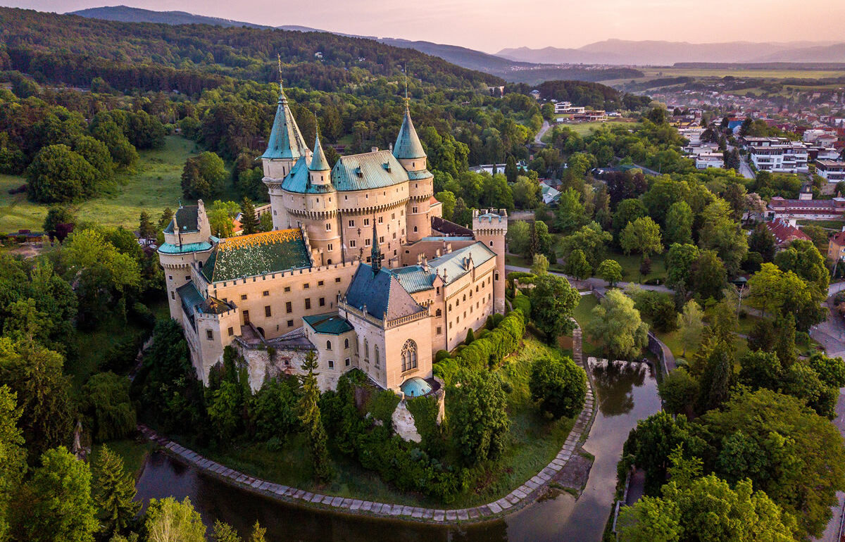 Schloss Bojnice in der Slowakei im Abendlicht
