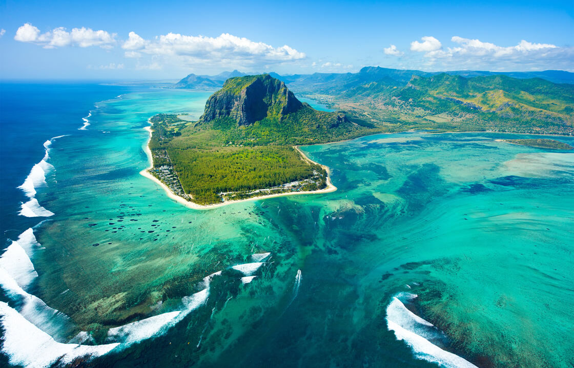 Luftaufnahme von Mauritius mit dem Unterwasser-Wasserfall