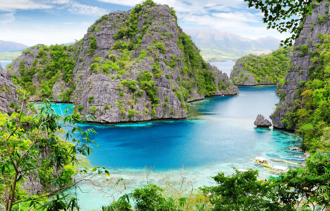 Felsen in türkisblauem Meer bei Palawan auf den Philippinen