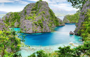 Felsen in türkisblauem Meer bei Palawan auf den Philippinen