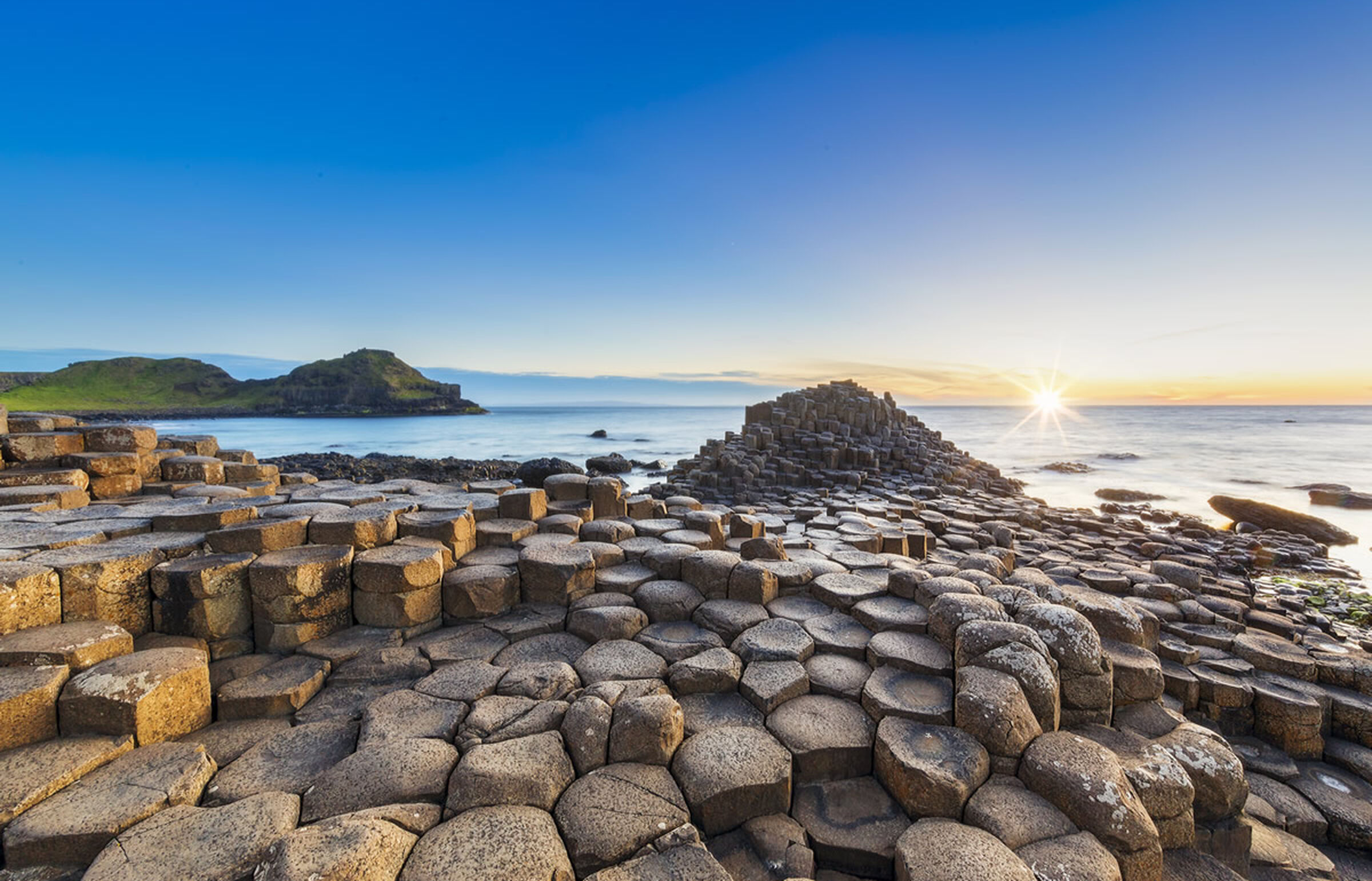 Sonnenuntergang über Giant’s Causeway in Nordirland