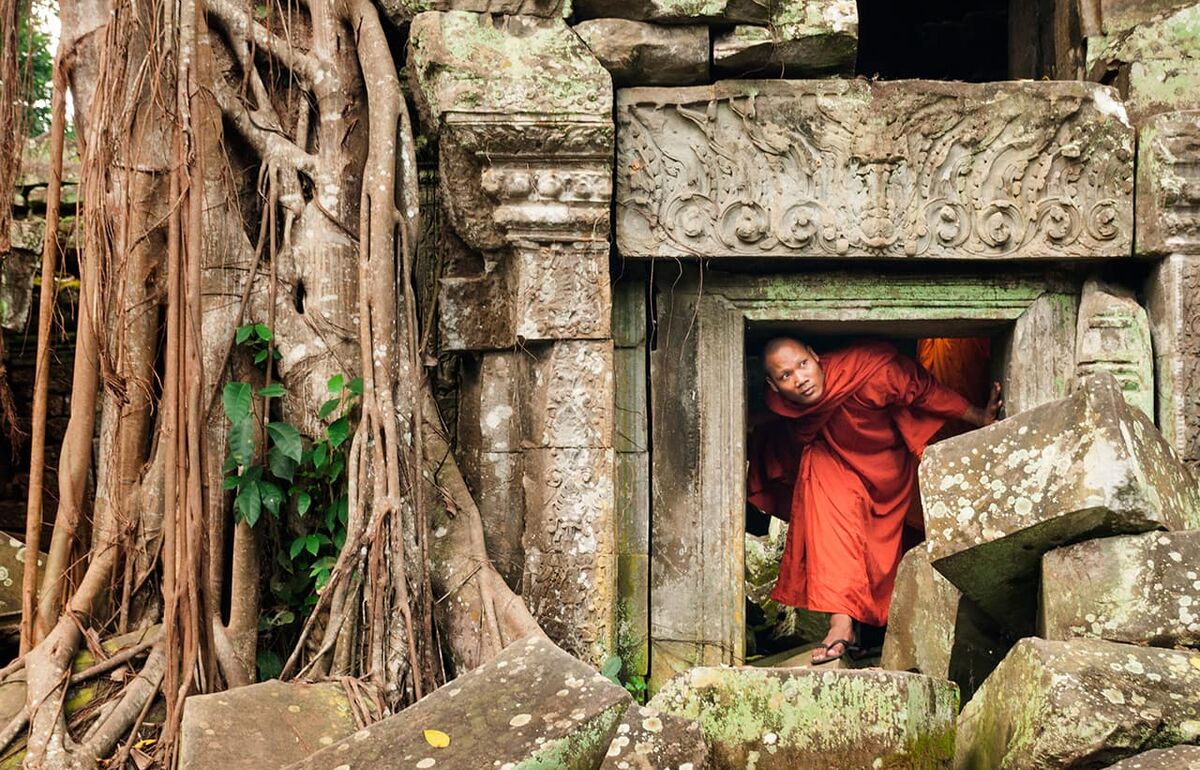 Mönch in den Ruinen von Angkor Wat in Kambodscha