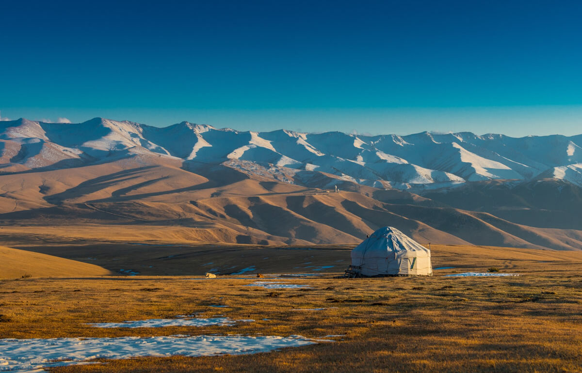 Jurte inmitten der atemberaubenden Landschaft Kasachstans