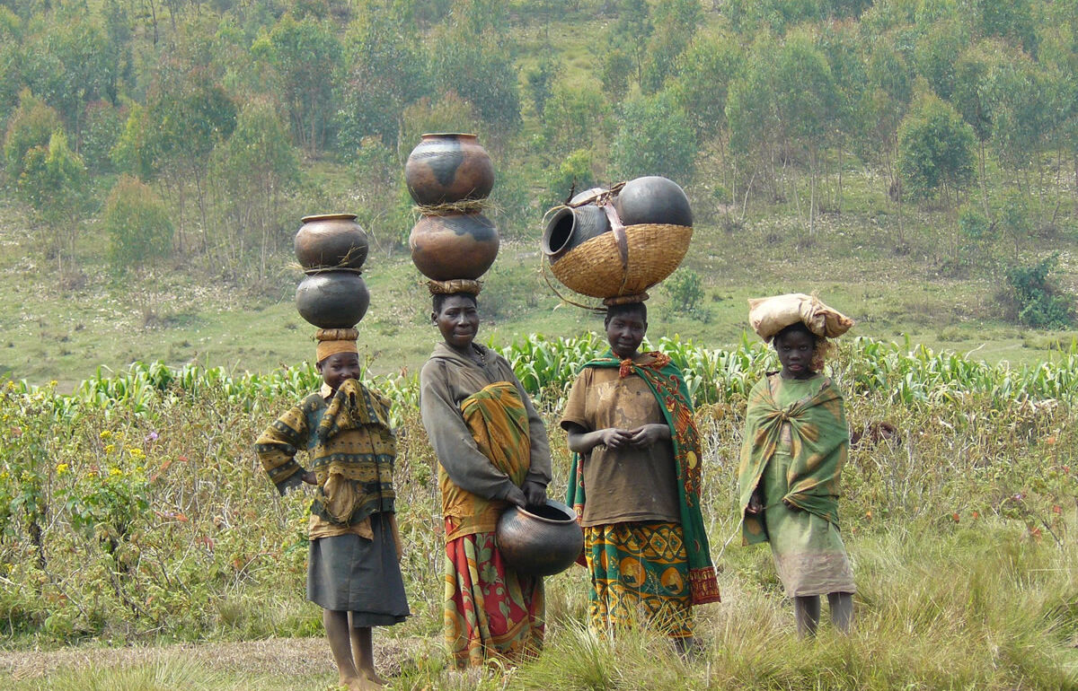 Batwa in Burundi mit Töpferwaren