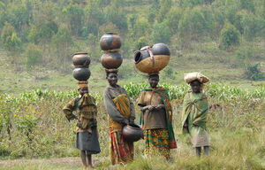 Batwa in Burundi mit Töpferwaren