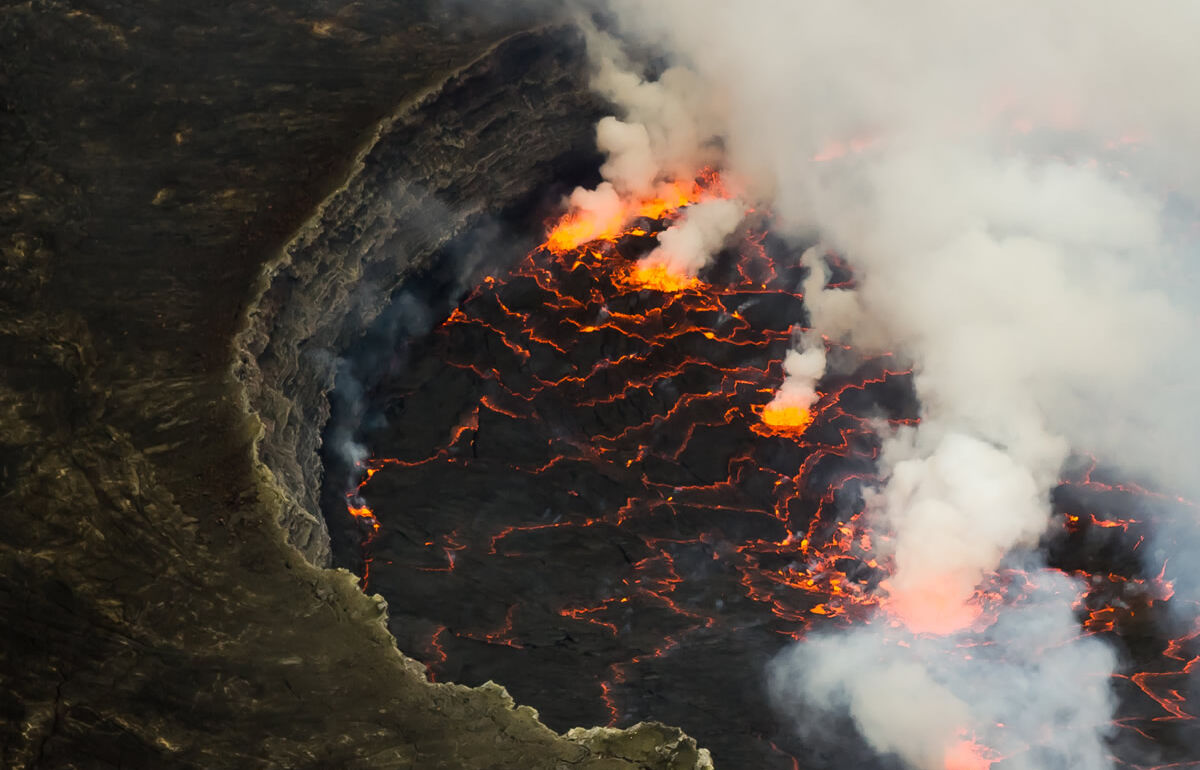 Lavasee des Nyiragongo-Vulkans im Virunga National Park in der Demokratischen Republik Kongo