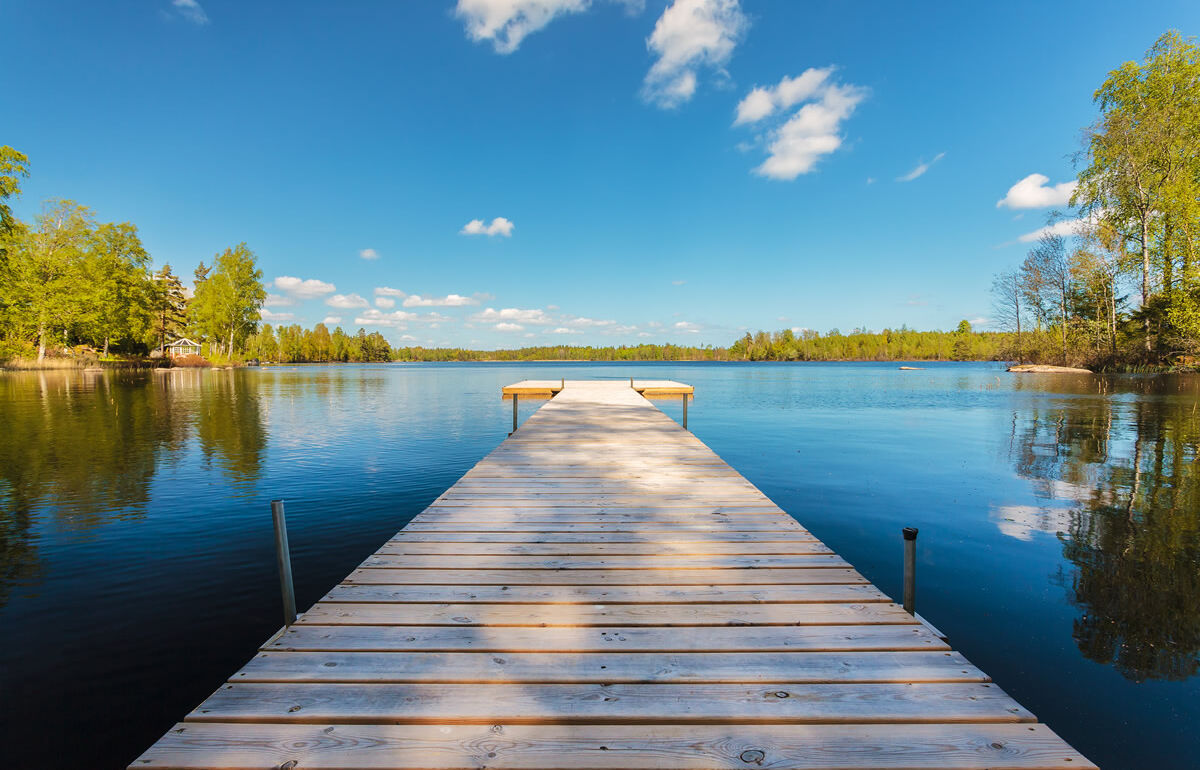 Hölzerner Steg in der Provinz Smaland in Schweden