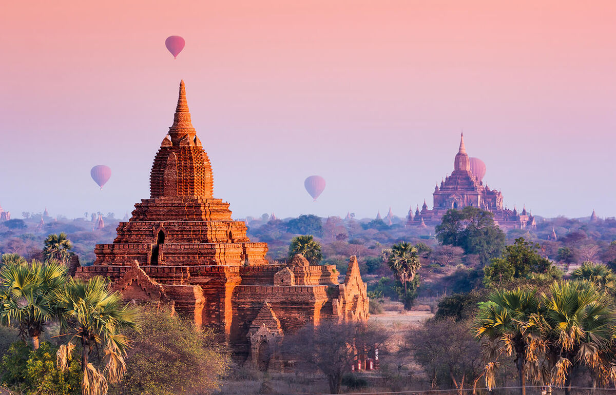 Heißluftballons über den Tempeln von Bagan in Myanmar