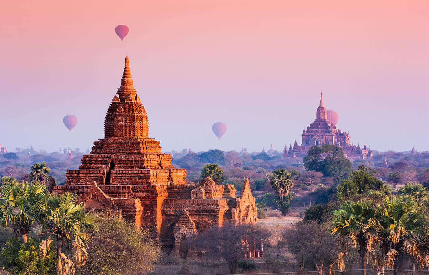 Heißluftballons über den Tempeln von Bagan in Myanmar