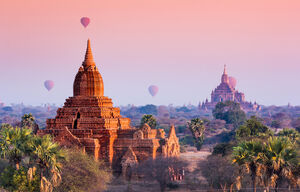 Heißluftballons über den Tempeln von Bagan in Myanmar