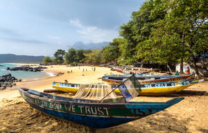 Fischerboot am Strand in Sierra Leone