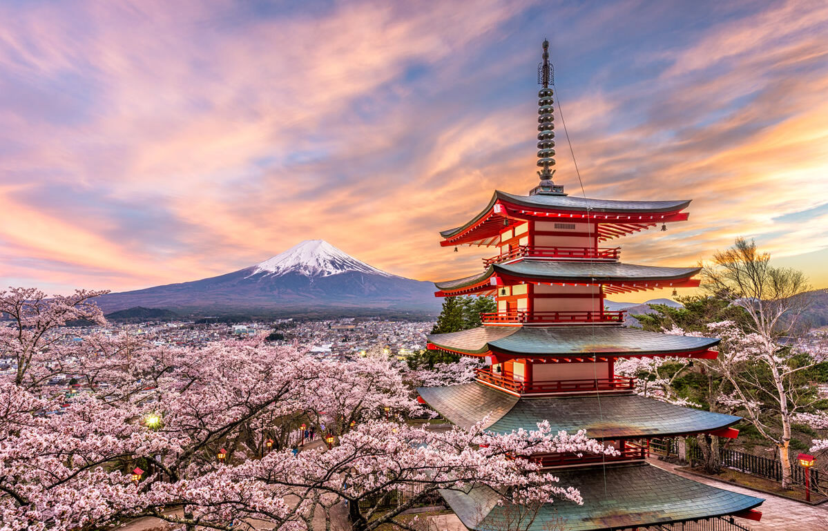 Chureito-Pagode in Fujiyoshida am Berg Fuji zur Kirschblüte