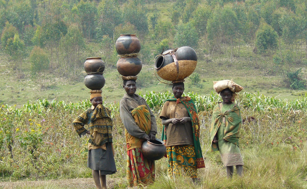 Batwa in Burundi mit Töpferwaren