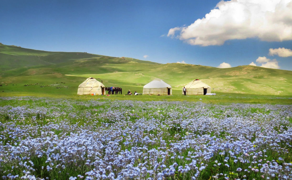 Hirtenzelt in der kirgisischen Berglandschaft