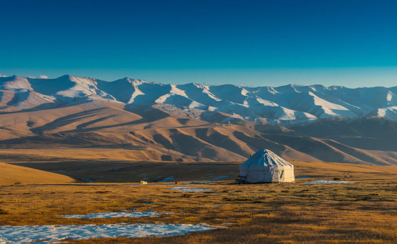 Jurte inmitten der atemberaubenden Landschaft Kasachstans