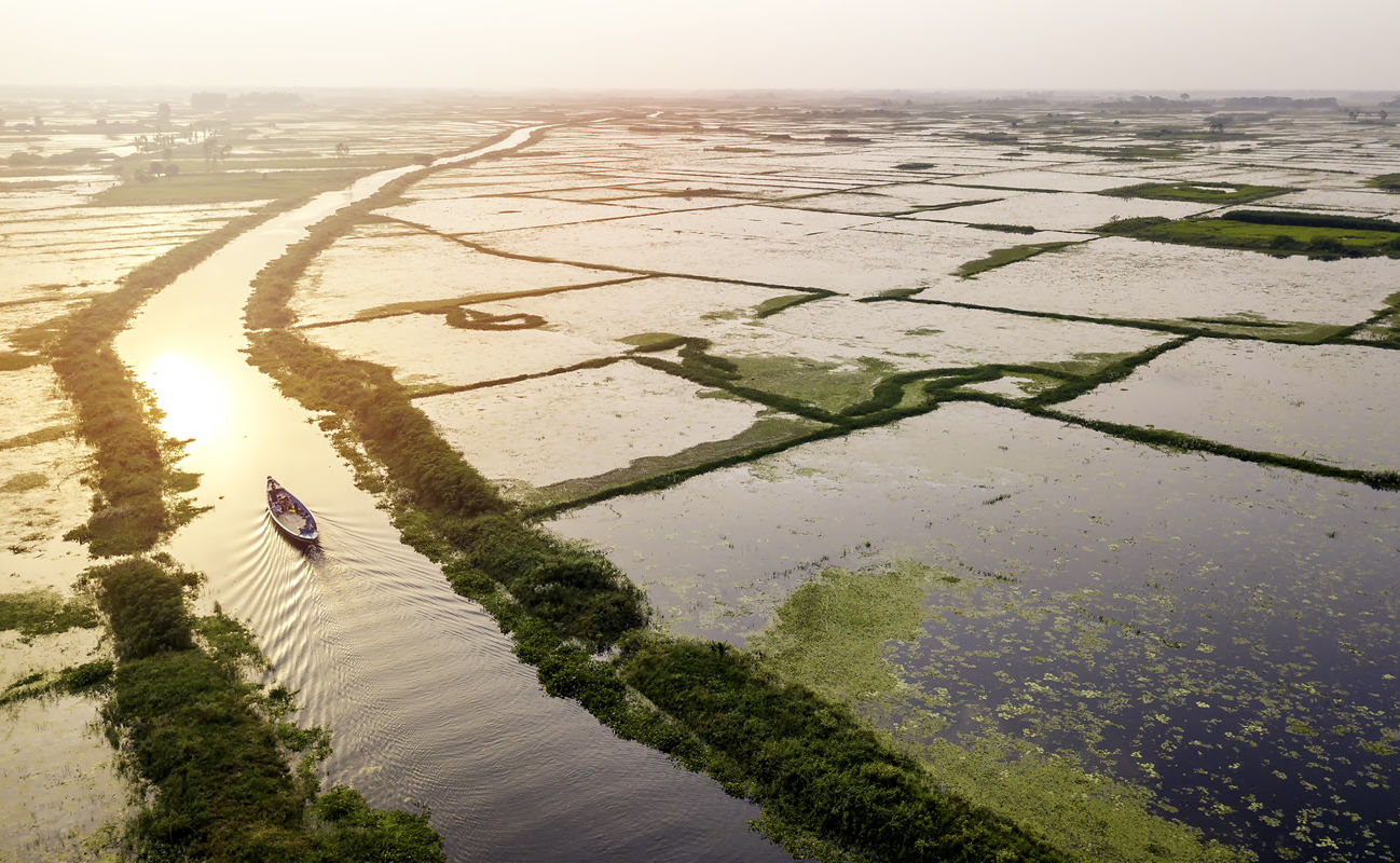 Luftbild mit Boot in einem Kanal nahe Dhaka in Bangladesch