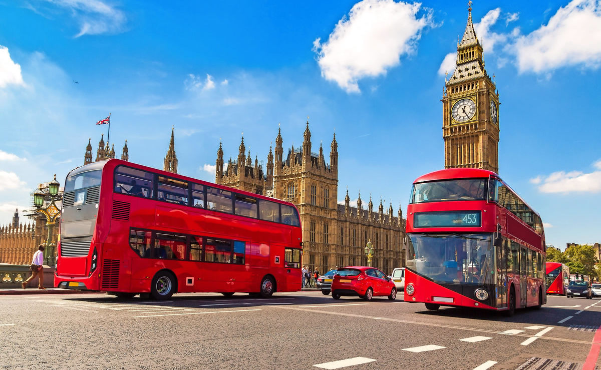 Big Ben, Westminster Bridge und rote Doppeldeckerbusse in London