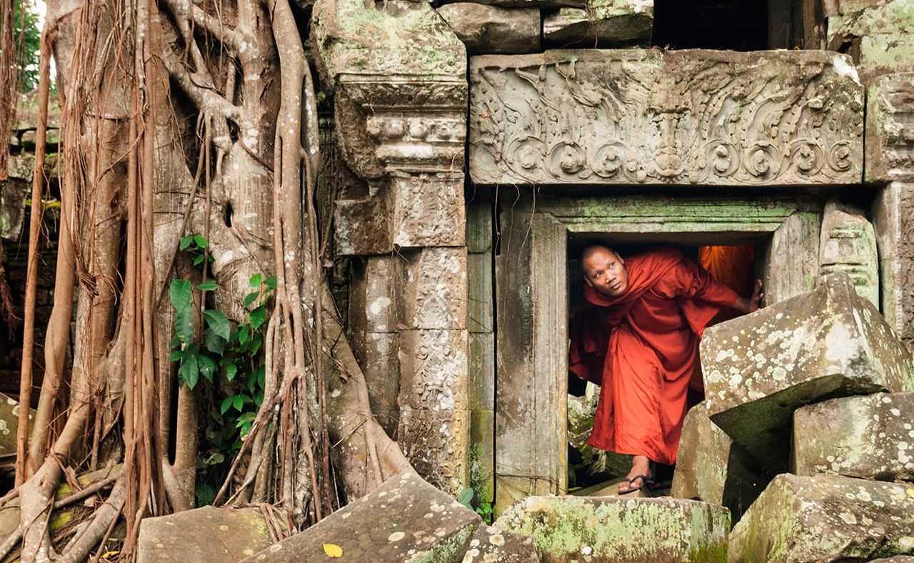 Mönch in den Ruinen von Angkor Wat in Kambodscha