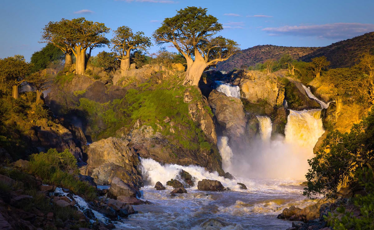 Nebliger Sonnenaufgang am Epupa-Wasserfall an der Grenze zu Angola