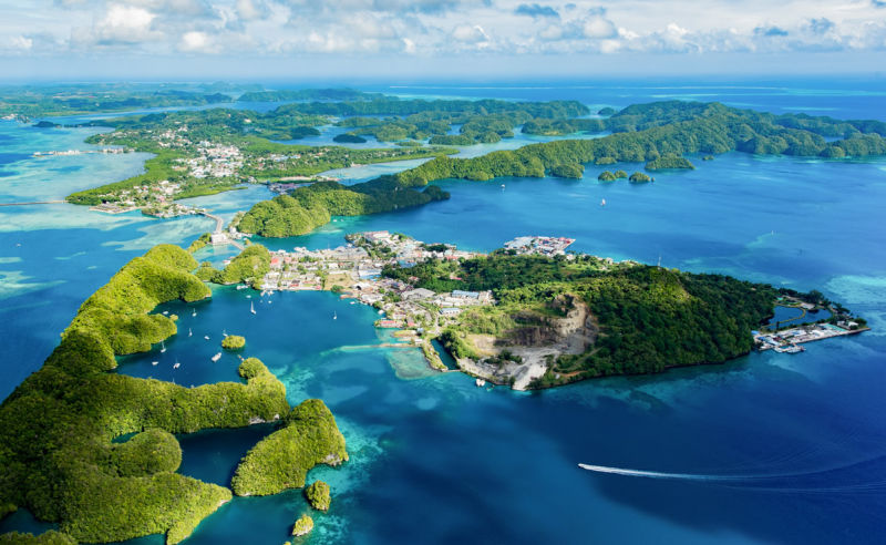 Luftbild der Insel Malakal in Mikronesien