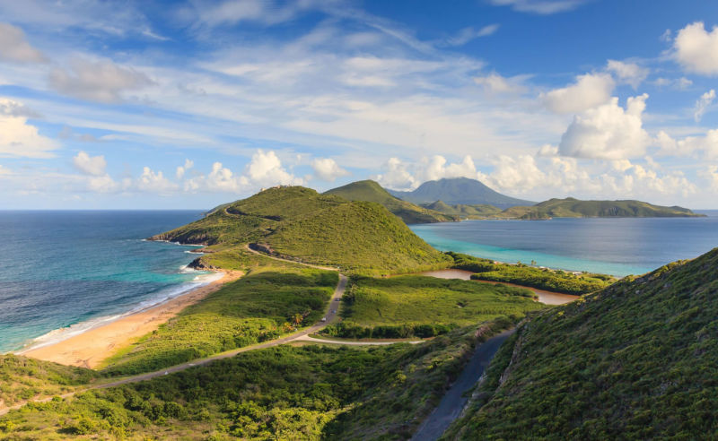 Panorama der westindischen Insel St. Kitts und Nevis im Hintergrund