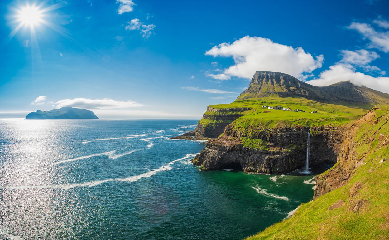 Schöner Wasserfall bei Gasadalur auf den Färöer-Inseln