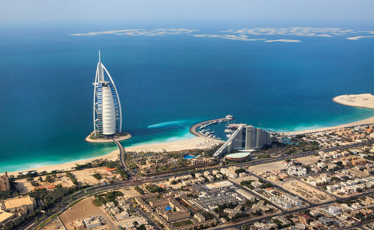 Panorama mit dem Hotel Burj Al-Arab in Dubai