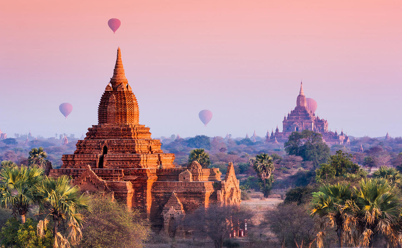 Heißluftballons über den Tempeln von Bagan in Myanmar