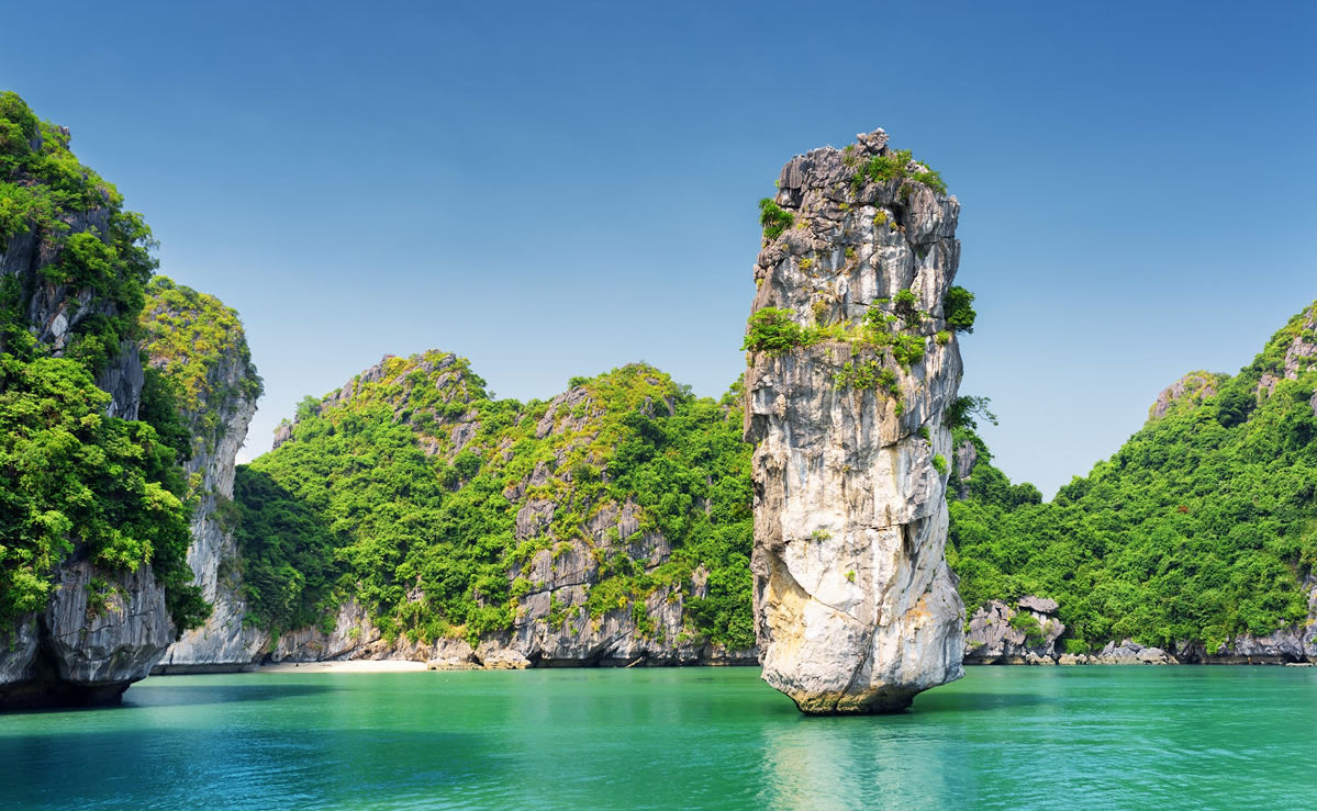 Felsformation und azurblaues Wasser in der Halong-Bucht in Vietnam