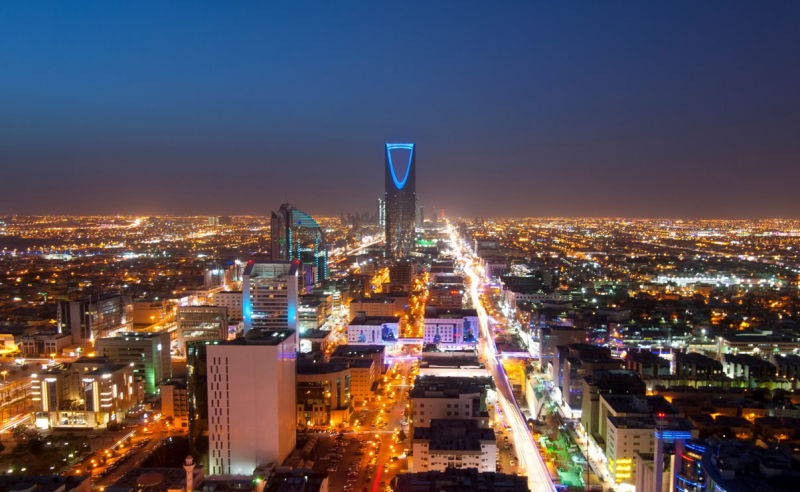 Skyline von Riad in Saudi-Arabien bei Nacht