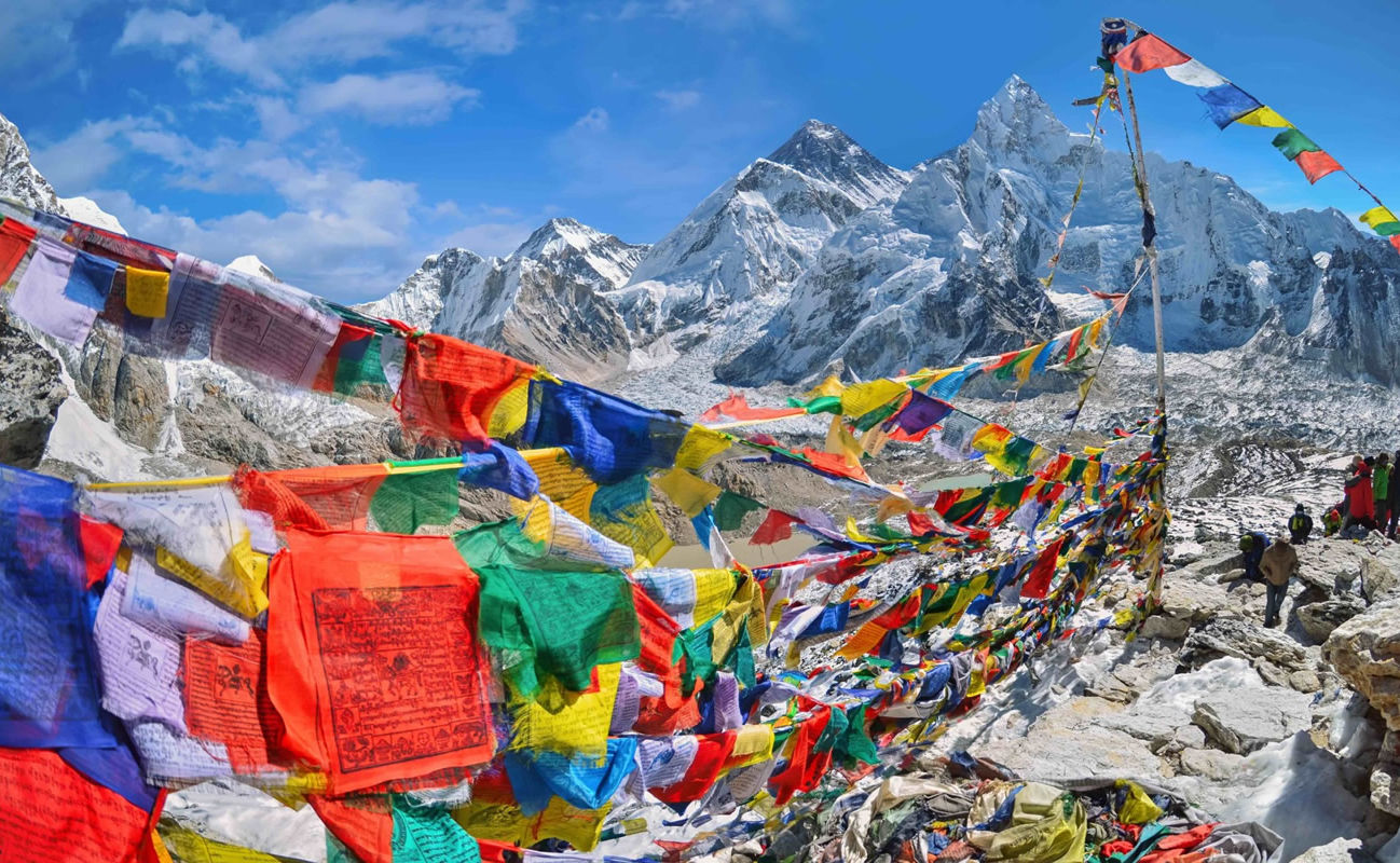 Buddhistische Gebetsflaggen am Mount Everest im Nationalpark Sagarmatha im Nepal