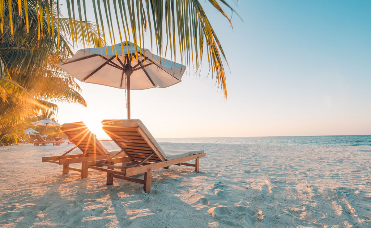 Stühle am Sandstrand auf den Bahamas