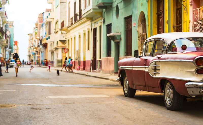 Straße in Havanna, Kuba mit altem amerikanischem Auto